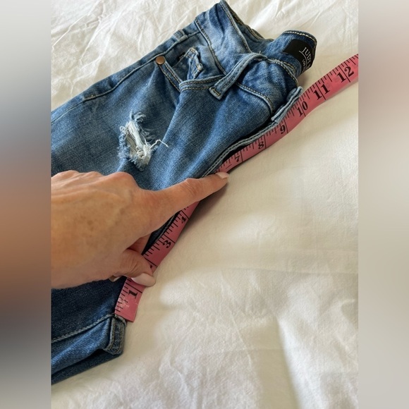 Judy Blue | Boyfriend Fit Jeans | Size  3/26 | Distressed Medium Wash - Picture 3 of 9